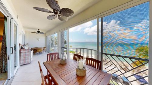 Seven Mile Beach Apartamento | South Bay Beach Club #16 - 4 Bedroom 4 Bathroom Unit
