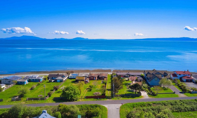 Point Roberts Casa | South Beach Cottage - steps from the beach!