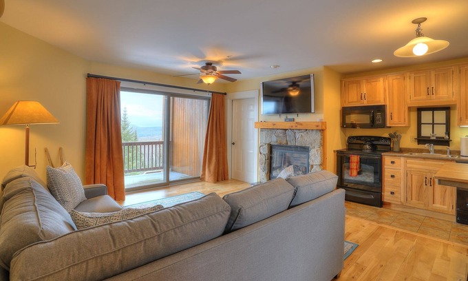 Rangeley Condominio | South Branch Condo 13-1 - Pet Friendly Ski in Ski out condo at Saddleback
