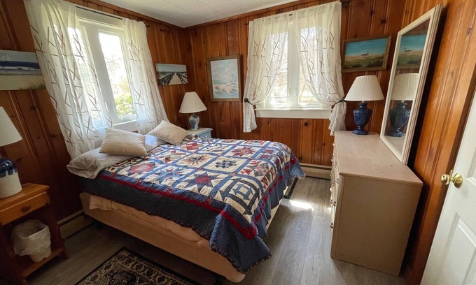 South Chatham Casa | South Chatham cottage walk to beaches, dining, tennis, shops, bike path.