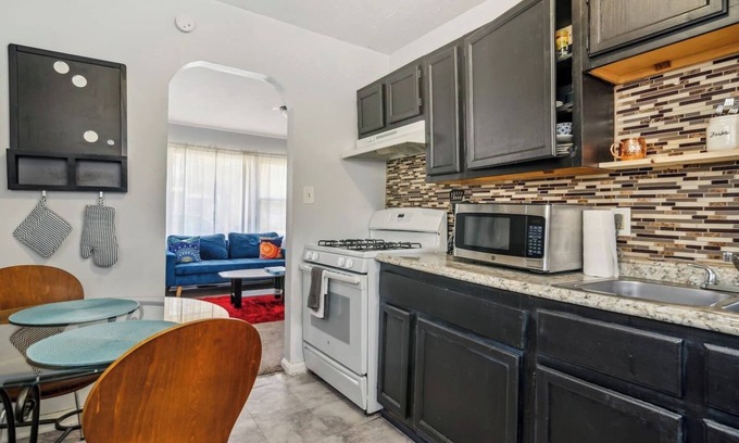 Cuyahoga County Casa | South Cleveland 2-bedroom near Maple Hts.
