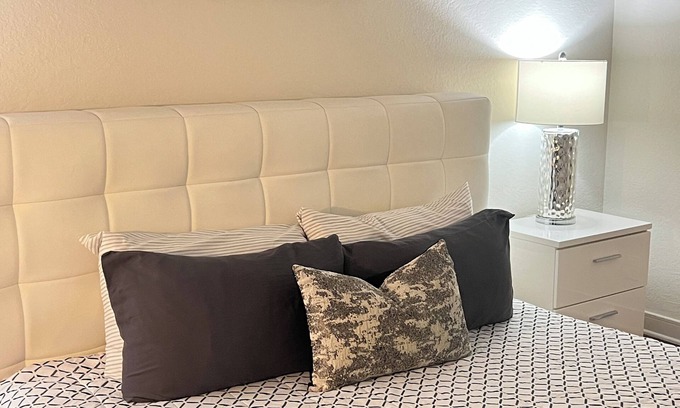Costa Mesa Apartamento | South Coast Plaza Area Ample 1BED 1BTH Comfortable, Clean, Private.