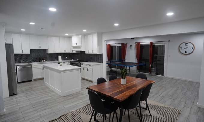 East Congress Casa | South Congress Commons - Sleeps 10
