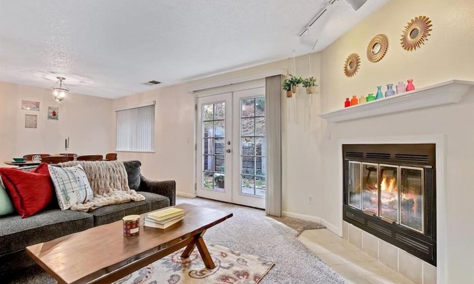 Southeast Boise Casa | South East Boise - Updated Groovy Charmer - 3 bed