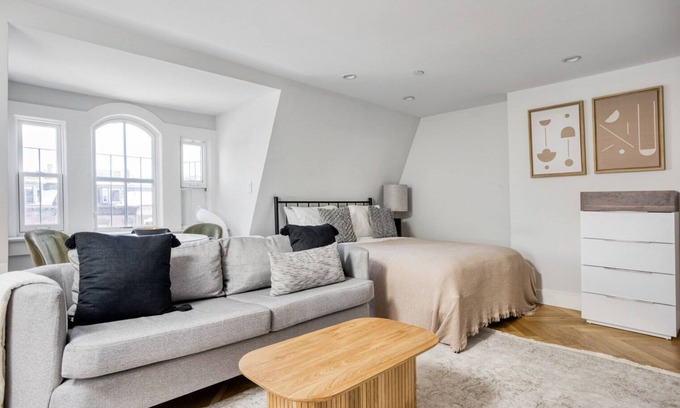 Columbus Apartamento | South End Studio near T, Shops + Dining