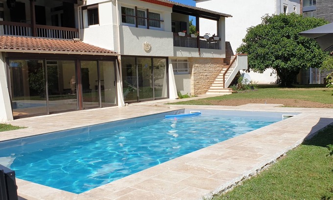 Puy-l'Eveque Casa | South-facing detached house with private pool