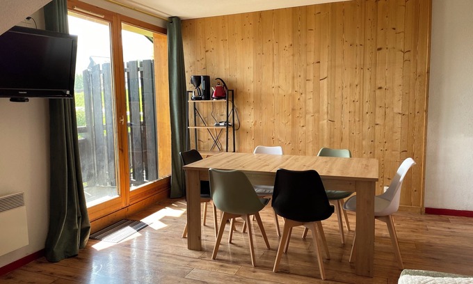 Montgellafrey Apartamento | South-facing, large living room, mountain views and private covered parking.