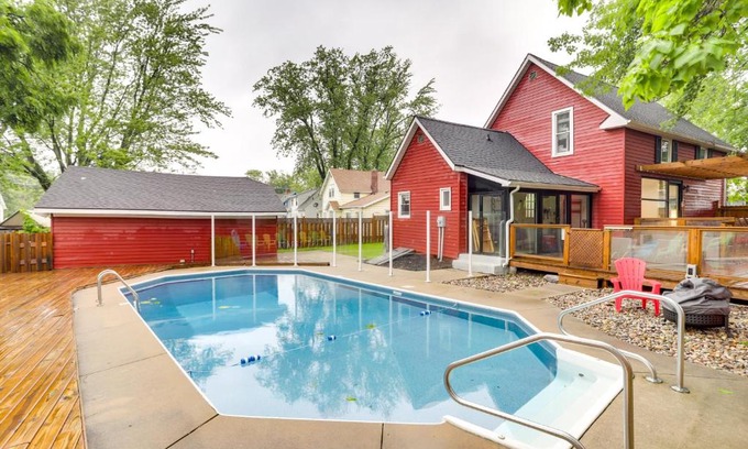 South Haven Casa | South Haven Oasis - Private Hot Tub, Pool and Grill!