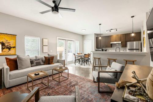 South Lamar Casa | South Lamar Retreat - Sauna, Plunge & Pickleball