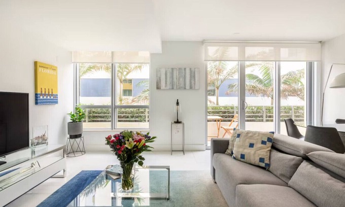 South of Fifth Condominio | Al sur del quinto frente al mar con balcón y acceso a la playa