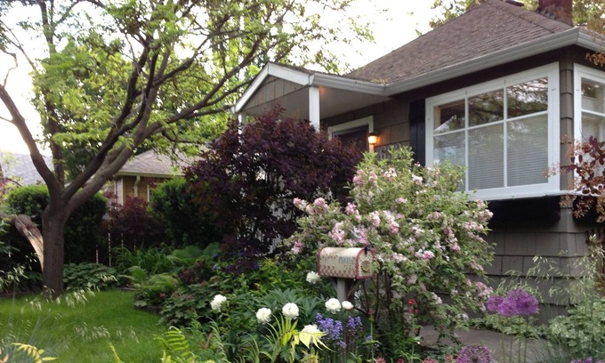 South Central Casa | South Pandosy Bungalow close to Okanagan Lake
