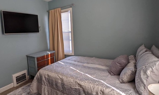 Rock Island Casa | South Rm - Ideal Space 4 Traveling Professionals!