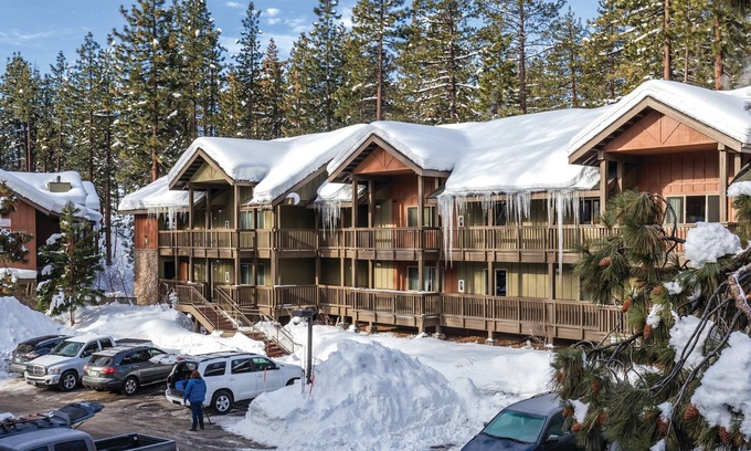 Round Hill Village Cabina | South Shore Charming 2-bedroom lodge in Zephyr Cove