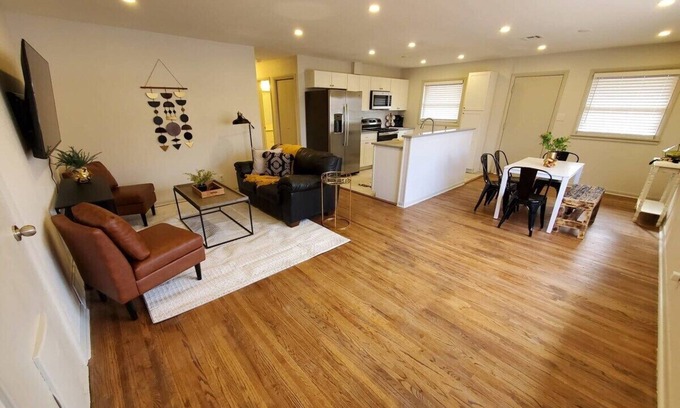 Wichita Casa | South Side Chic 3Br 1Ba 10mn to McConnell Spirit