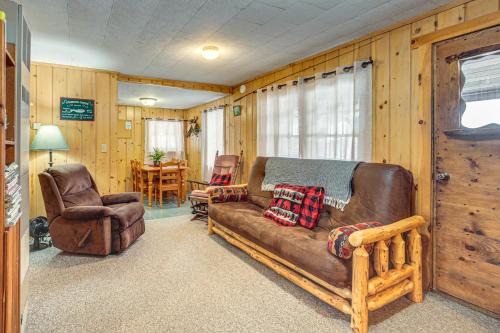 Conover Casa | South Twin Lake Cabin with Seasonal Dock and Slip!