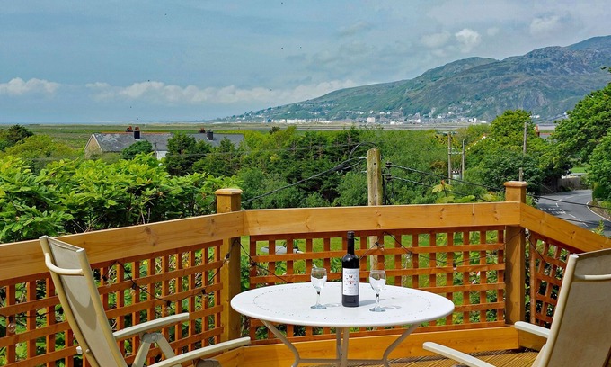 Fairbourne Cabaña | South View Cottage with Terrace and Coastal Views
