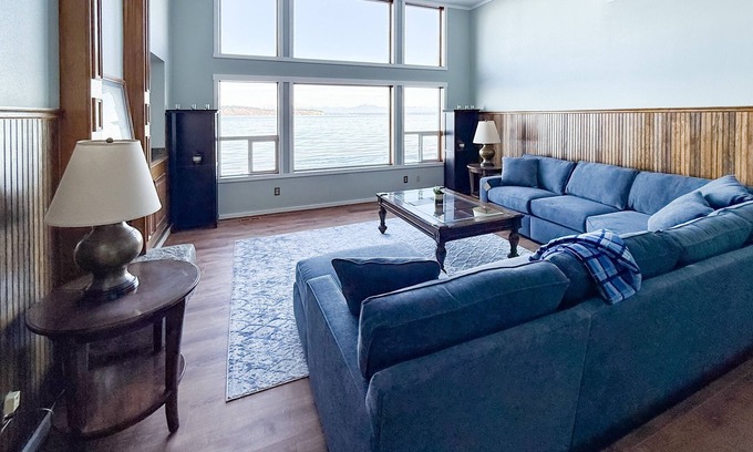 Clinton Villa | South Whidbey waterfront escape w/ large patio & stunning views