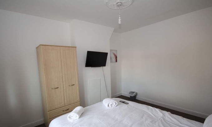 Norwood Green Casa | Southall House Cheerful 4 bedroom home with free parking on premises,