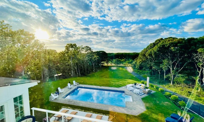 Tuckahoe Casa | Southampton Hilltop Oasis