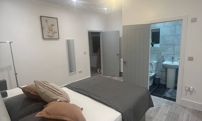 Southampton Casa | Southampton Shamsher Court - 5 modern double size bedroom, 3 with ensuites.