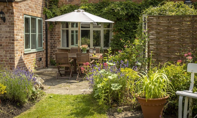 Bredons Norton Cabaña | Southcroft Cottage is ideally located in the peaceful village of Bredon's Norton at the foot of Bred