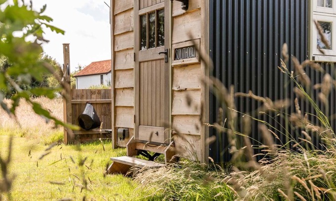 Trunch Cabina | Southdown Shepherd Hut | An adorable shepherds hut for two