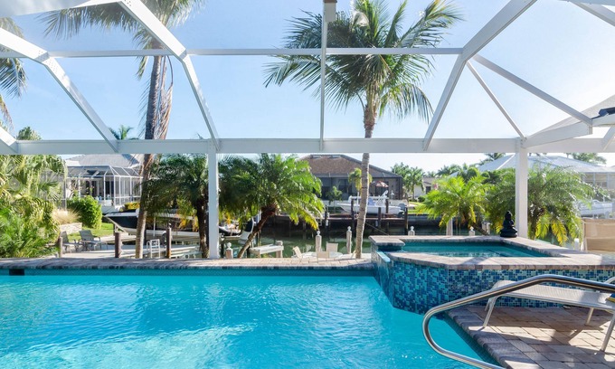 Marco Island Casa | Entorno del complejo entre las palmeras - Piscina frente al mar Bañera de hidromasaje Muelle de fuego