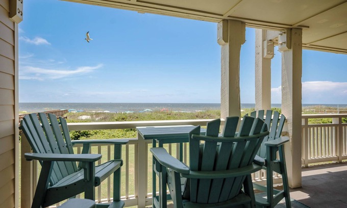 Caswell Beach Condominio | Southern Beauty: Oceanfront Condo with Community Pool