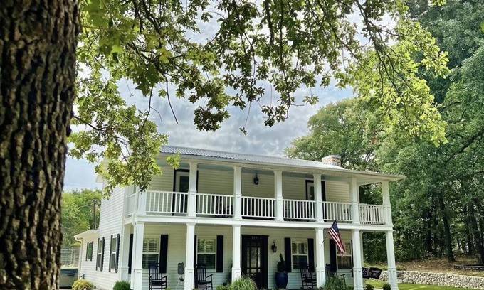 Gober Casa | Southern Charm on 4 secluded acres! A short distance from DFW & Lake Texoma!