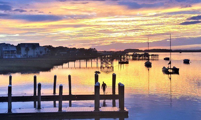 Waters Edge Casa | Mareas del sur en Folly / On Water / 1 Block to Downtown / Walk To Beach / Pool