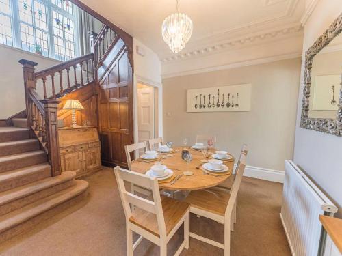 Kendal Casa | Southfield is a spacious period five bed, four bath with parking