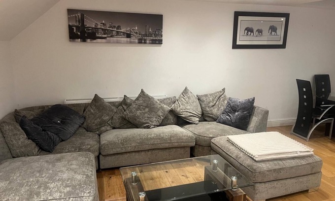 Southgate Casa | Southgate Home - Sleeps 14 - Parking - Central