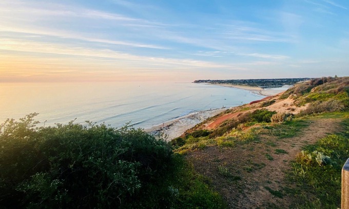 Port Noarlunga South Casa | Southport Beach House - just a 2 minute walk to the beach !