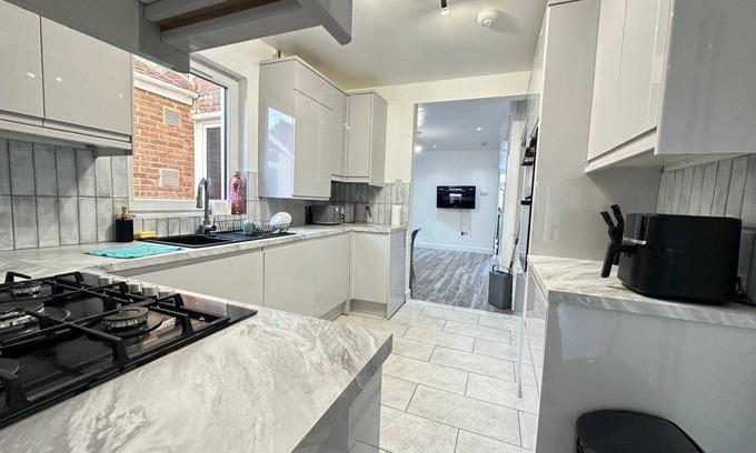 Southsea Casa | Southsea 4-bed Seaside Retreat- Sleeps 11 & Garden
