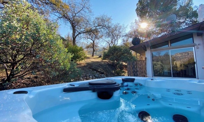 Three Rivers Casa | Spa, 5 minutes from Sequoia National Park. Spacious, convenient and private.