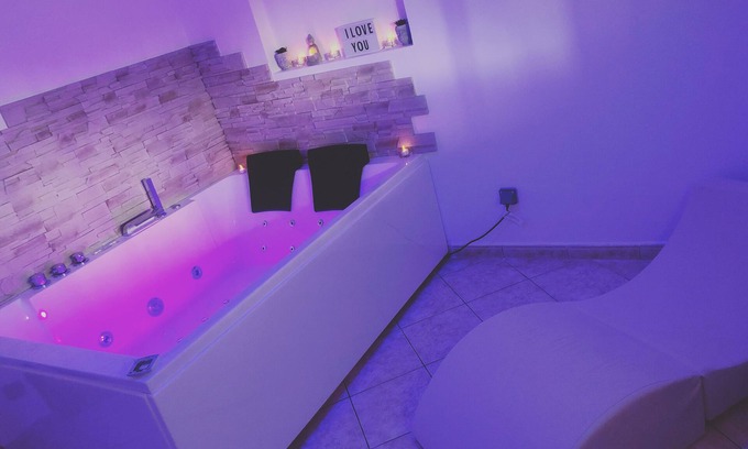 Saint-Genest-Lerpt Casa | Spa house with private Jacuzzi and whirlpool bath overlooking the countryside