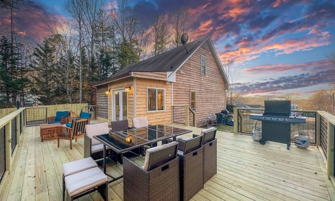 Fletcher Casa | Spa Lodge Sleeps 9 Sauna Hot Tub Mtn Views