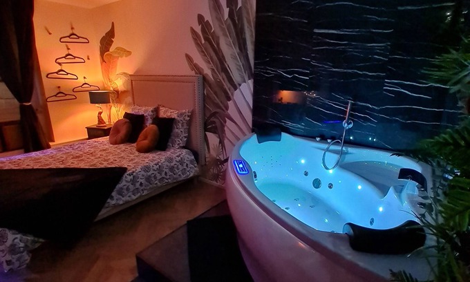 Macon Apartamento | Spa, sauna, tropical rain sky and complimentary bottle, romantic night