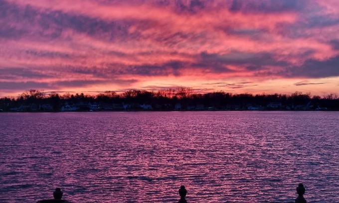 White Lake Casa | Spacious Lake front cottage, room for the whole family. Excellent fishing.