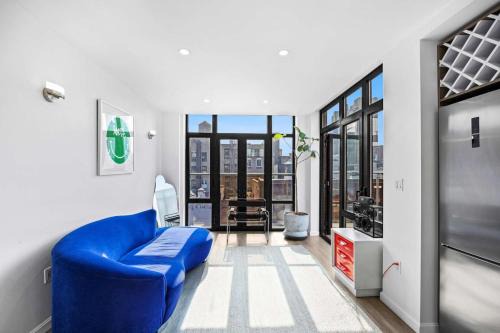 Little Italy Apartamento | Space Age Soho Penthouse Private Balcony With BBQ