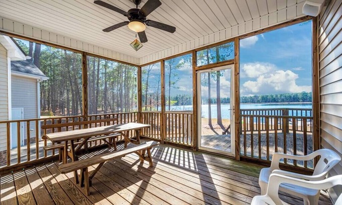 Olivia Casa | Spaceous Lake-front Family Home