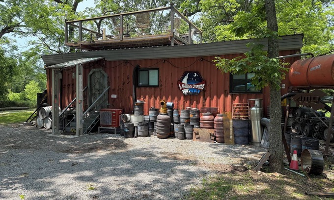 West Siloam Springs Cabina | Spaceship Cabin with rooftop deck.