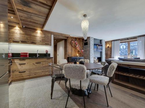 Val-d'Isere Apartamento | Spacieux 4 pièces avec cheminée, balcon et parking à Val-d'Isère - FR-1-567-67