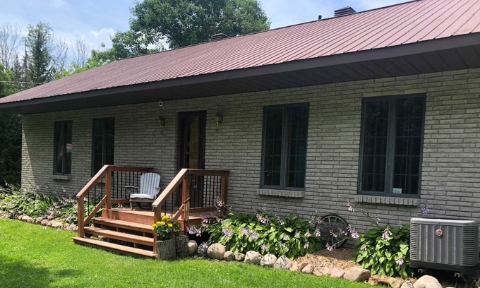 La Peche Casa | Spacious and charming private home - country escape