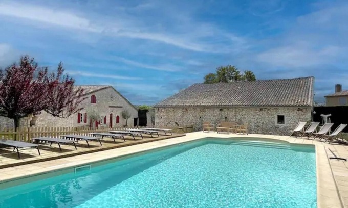 Saint-Andre-et-Appelles Casa | Spacious 5-bedroom house in lovely Saint-André-et-Appelles with heated pool.
