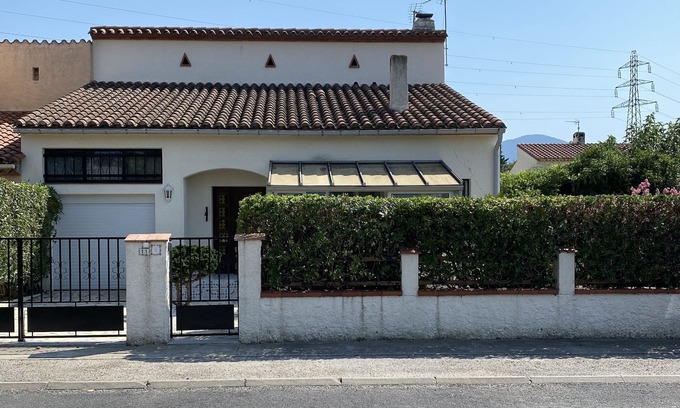 Saint-Genis Villa | Espacioso, chalet pueblo bien equipado, con piscina privada - 5 km hasta la playa
