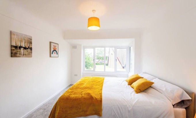 Hunts Cross Casa | Spacious 3-Bed by Beatles Attractions & Transport