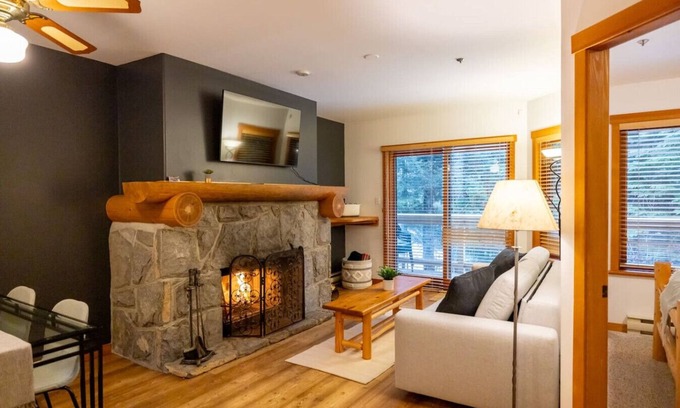 Nordic Estates Casa | Spacious 1.5BR: 5 min to Village with Private Hot tub & Pool!