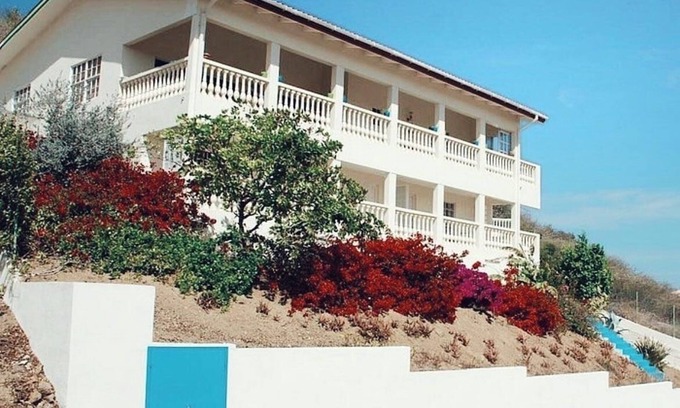 Sunset Heights Apartamento | Spacious 1 bedroom apartment with beautiful views and large pool