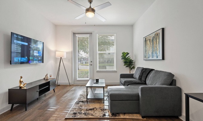 Arlington Apartamento | Spacious 1 BR Apt/King Bed/Pool/Gym/Close 2 Beach